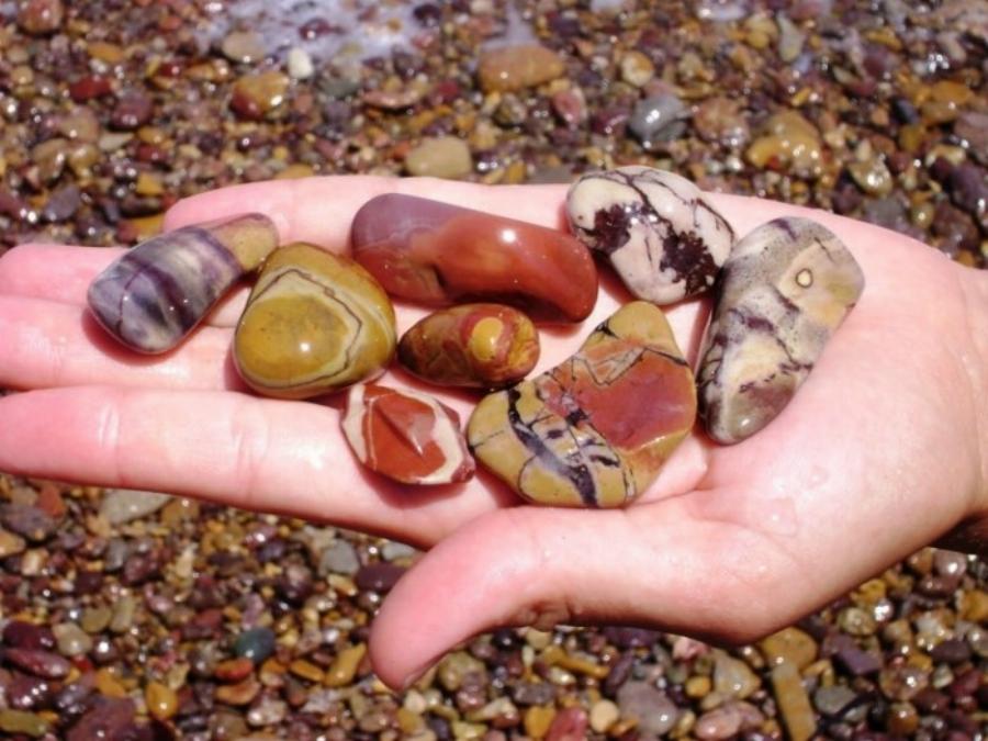 Είναι γεμάτη με σπάνια πολύχρωμα βότσαλα που απαγορεύεται να κλέψεις, κολυμπάς δωρεάν και περνάς με μπάτζετ 10€