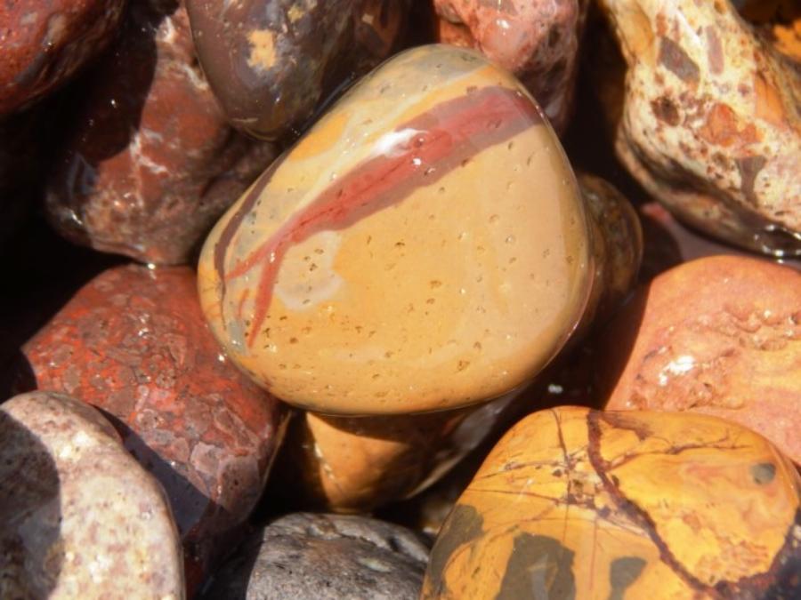 Είναι γεμάτη με σπάνια πολύχρωμα βότσαλα που απαγορεύεται να κλέψεις, κολυμπάς δωρεάν και περνάς με μπάτζετ 10€