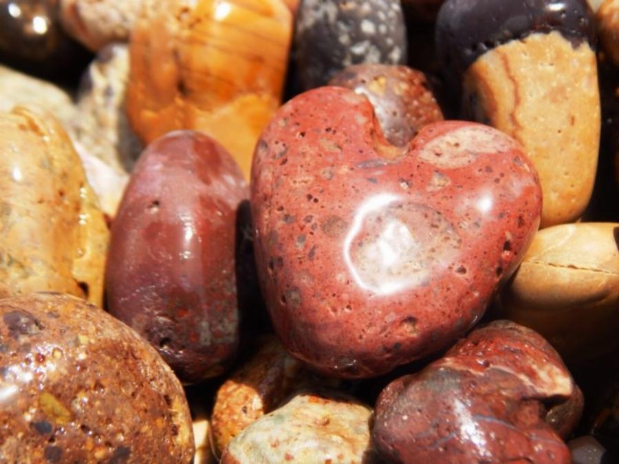 Είναι γεμάτη με σπάνια πολύχρωμα βότσαλα που απαγορεύεται να κλέψεις, κολυμπάς δωρεάν και περνάς με μπάτζετ 10€