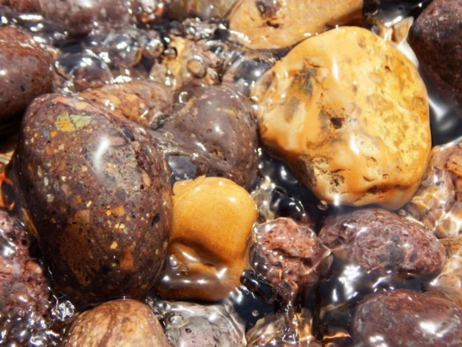 Είναι γεμάτη με σπάνια πολύχρωμα βότσαλα που απαγορεύεται να κλέψεις, κολυμπάς δωρεάν και περνάς με μπάτζετ 10€