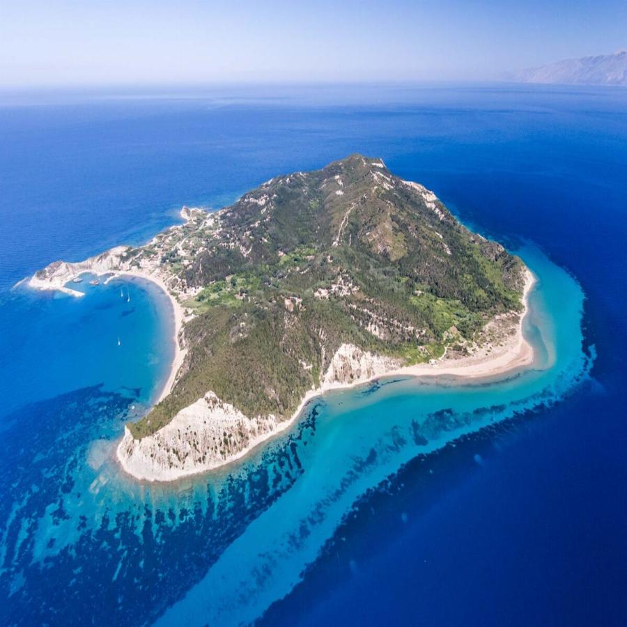 Δεν έχει αυτοκίνητα, κάνεις μπάνιο μόνος σου σε κρυστάλλινα νερά και κάνεις διακοπές με μάξιμουμ 15ε τη μέρα