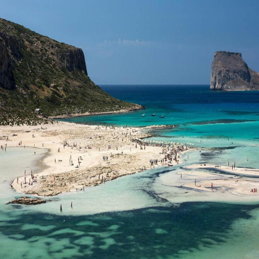 Ροζ και λευκή άμμος, μπλε, ρηχά νερά που θυμίζουν Μαλδίβες, ανοργάνωτη χωρίς είσοδο και εξωτικό τοπίο