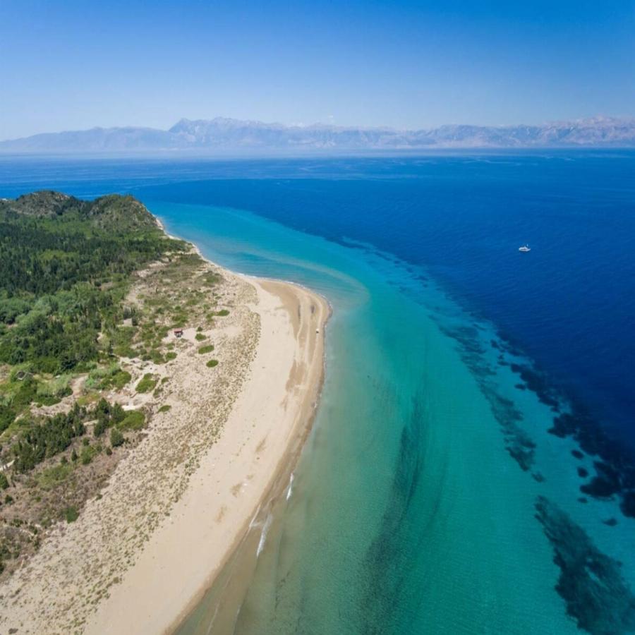 Δεν έχει αυτοκίνητα, κάνεις μπάνιο μόνος σου σε κρυστάλλινα νερά και κάνεις διακοπές με μάξιμουμ 15ε τη μέρα