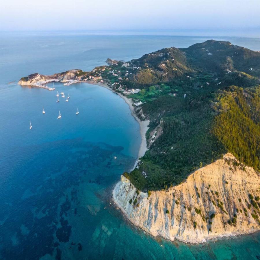 Δεν έχει αυτοκίνητα, κάνεις μπάνιο μόνος σου σε κρυστάλλινα νερά και κάνεις διακοπές με μάξιμουμ 15ε τη μέρα