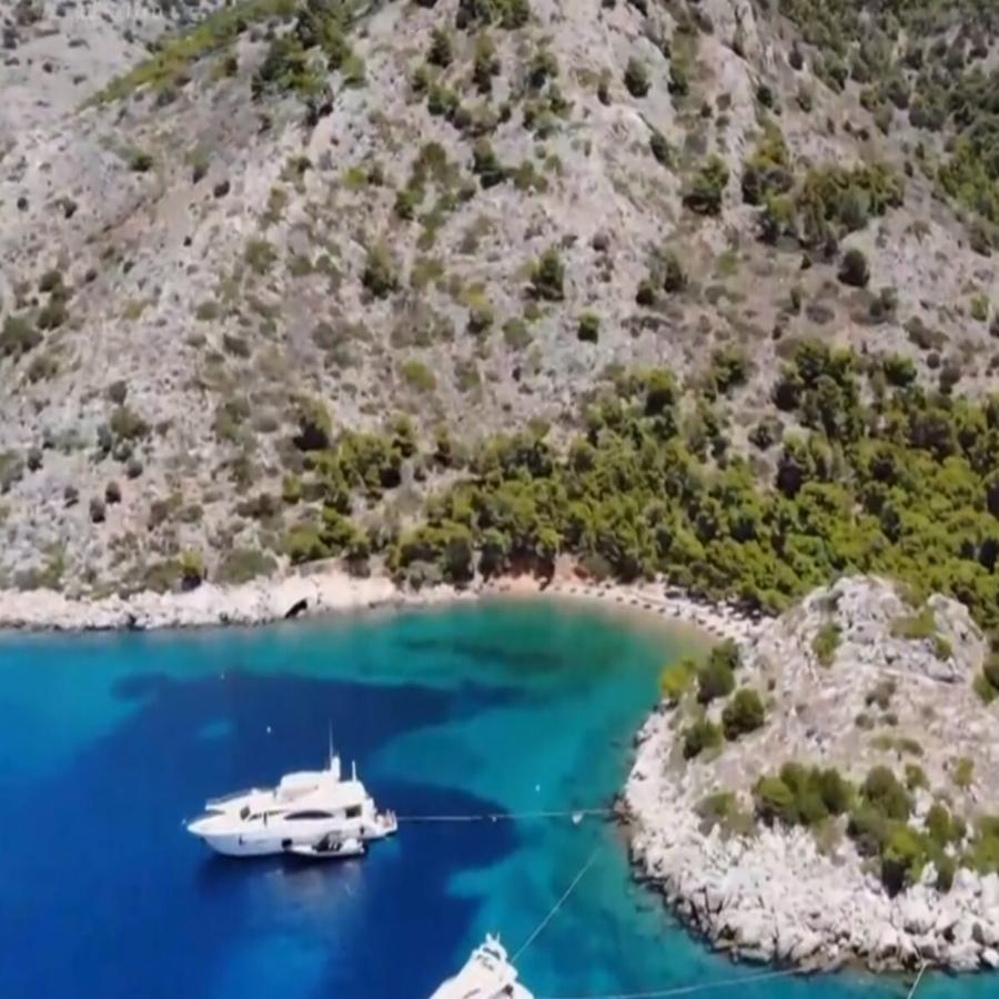 Έχει γαλαζοπράσινα νερά, δωρεάν παραλίες, τιμές στον πάτο και οι Αθηναίοι το αγνοούν ενώ είναι δίπλα τους