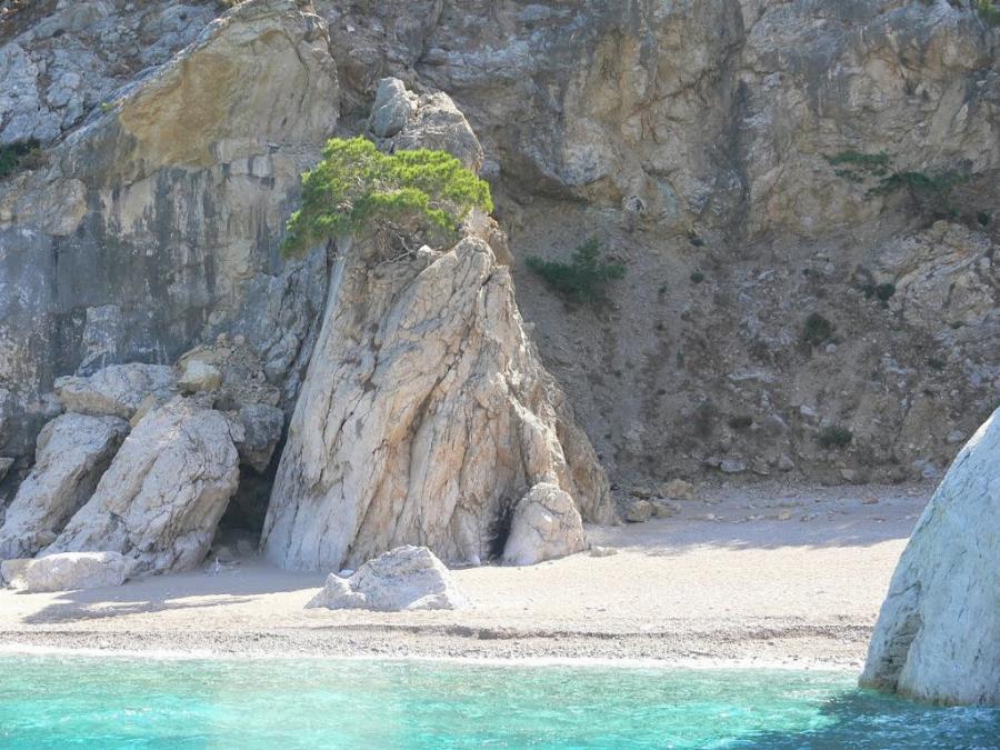 Έχει γαλαζοπράσινα νερά, δωρεάν παραλίες, τιμές στον πάτο και οι Αθηναίοι το αγνοούν ενώ είναι δίπλα τους