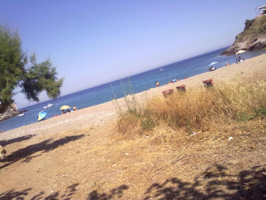 Η πιο ερημική, δωρεάν παραλία της Αττικής, που πας με το ψυγειάκι σου και περνάς μαγικά με 10 ευρώ στο σύνολο