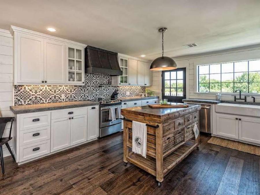 Είναι ένας αχυρώνας 250τμ, ο οποίος όμως πωλείται μόνο για 40.000ε και το εσωτερικό του ξεπερνάει 5* ξενοδοχεία της Σαντορίνης