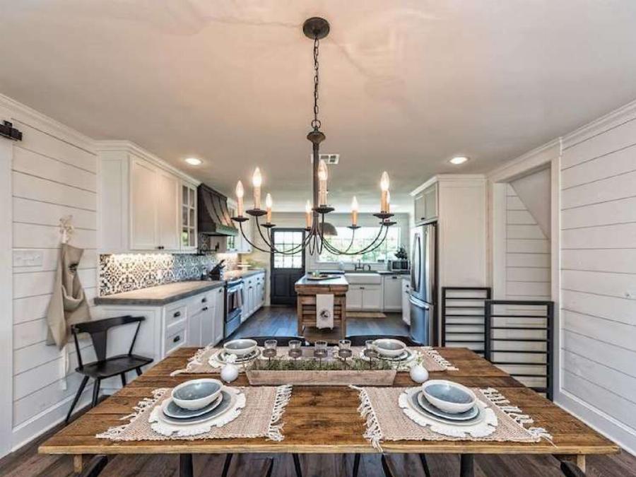 Είναι ένας αχυρώνας 250τμ, ο οποίος όμως πωλείται μόνο για 40.000ε και το εσωτερικό του ξεπερνάει 5* ξενοδοχεία της Σαντορίνης