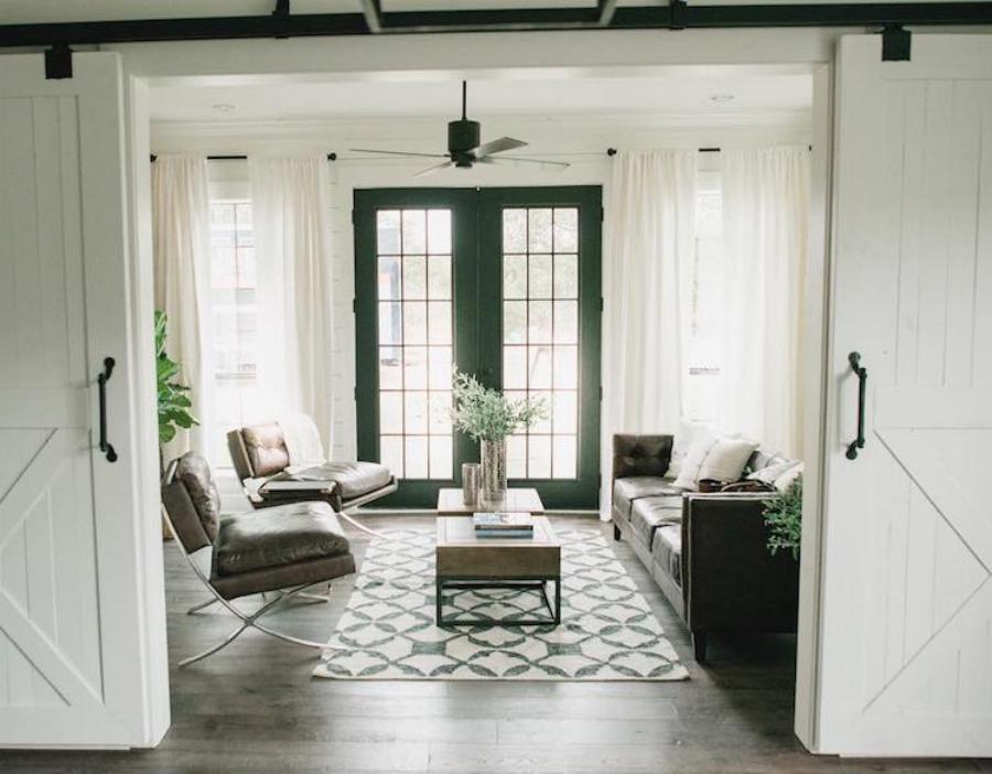 Είναι ένας αχυρώνας 250τμ, ο οποίος όμως πωλείται μόνο για 40.000ε και το εσωτερικό του ξεπερνάει 5* ξενοδοχεία της Σαντορίνης