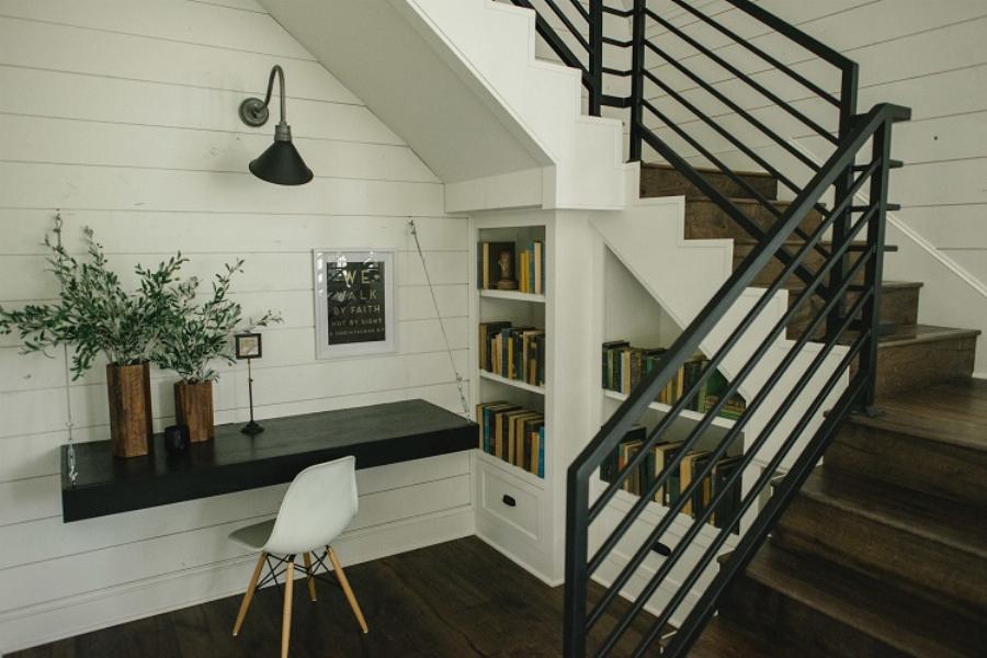 Είναι ένας αχυρώνας 250τμ, ο οποίος όμως πωλείται μόνο για 40.000ε και το εσωτερικό του ξεπερνάει 5* ξενοδοχεία της Σαντορίνης