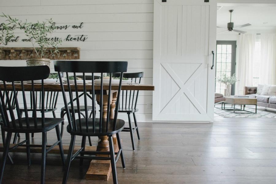 Είναι ένας αχυρώνας 250τμ, ο οποίος όμως πωλείται μόνο για 40.000ε και το εσωτερικό του ξεπερνάει 5* ξενοδοχεία της Σαντορίνης