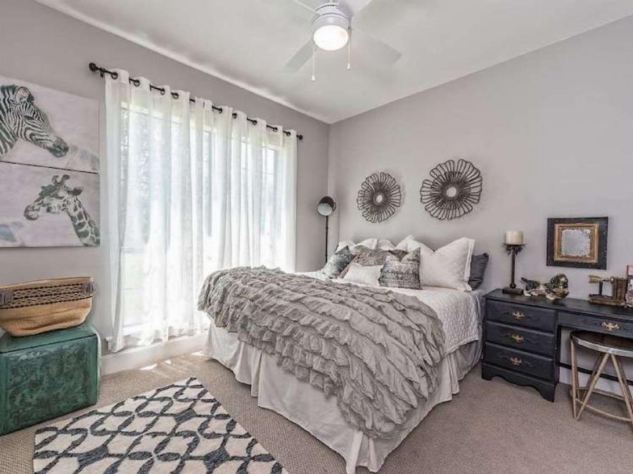 Είναι ένας αχυρώνας 250τμ, ο οποίος όμως πωλείται μόνο για 40.000ε και το εσωτερικό του ξεπερνάει 5* ξενοδοχεία της Σαντορίνης