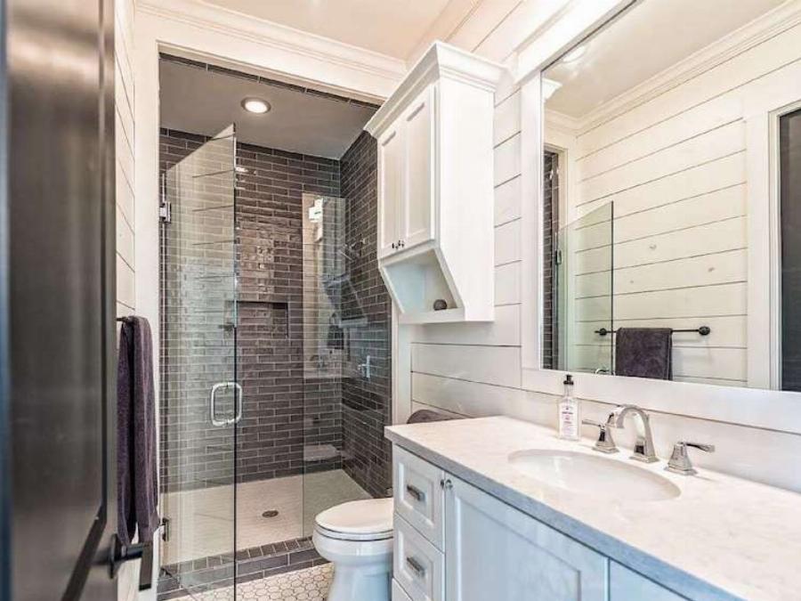 Είναι ένας αχυρώνας 250τμ, ο οποίος όμως πωλείται μόνο για 40.000ε και το εσωτερικό του ξεπερνάει 5* ξενοδοχεία της Σαντορίνης