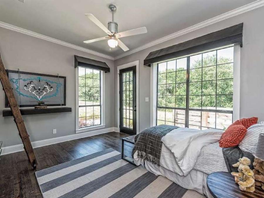 Είναι ένας αχυρώνας 250τμ, ο οποίος όμως πωλείται μόνο για 40.000ε και το εσωτερικό του ξεπερνάει 5* ξενοδοχεία της Σαντορίνης