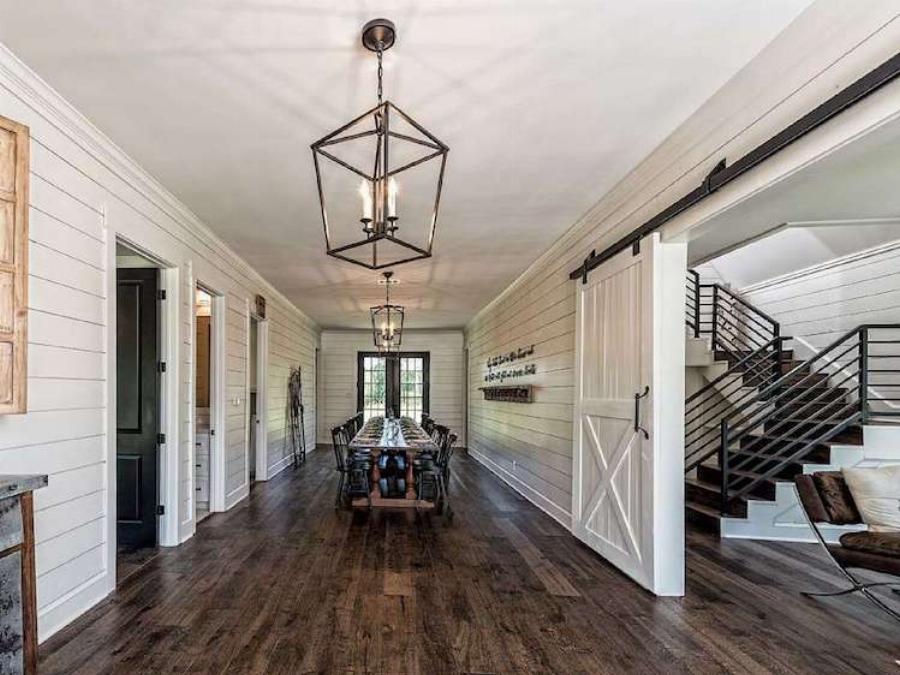 Είναι ένας αχυρώνας 250τμ, ο οποίος όμως πωλείται μόνο για 40.000ε και το εσωτερικό του ξεπερνάει 5* ξενοδοχεία της Σαντορίνης