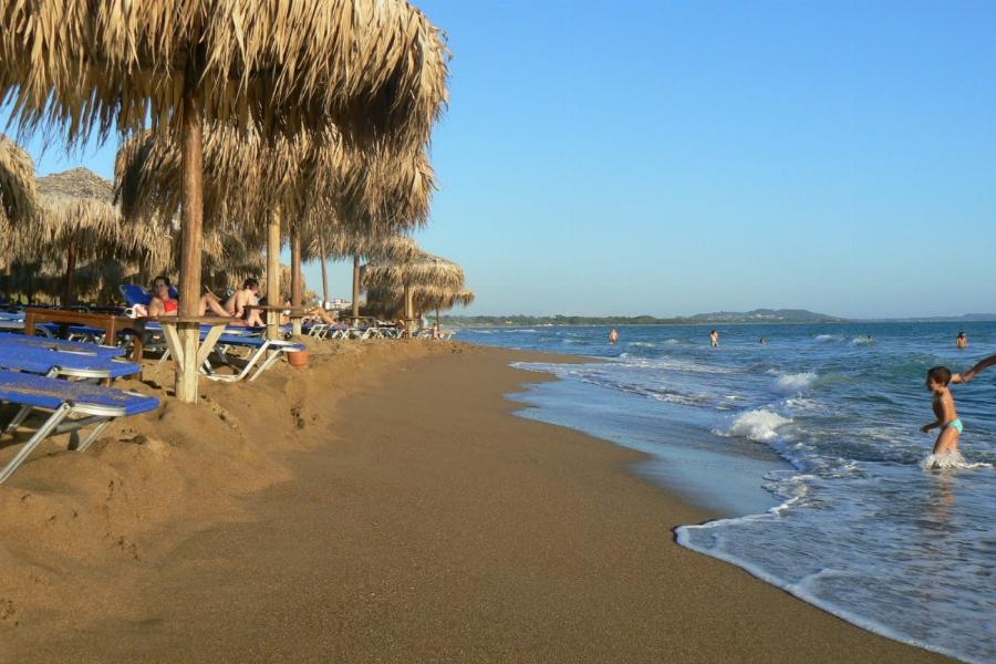 Είναι 90 λεπτά από την Πάτρα, έχει όλο άμμο, είναι ιδανική για οικογένειες και περνάς με 10 ευρώ ημερήσιο μπάτζετ