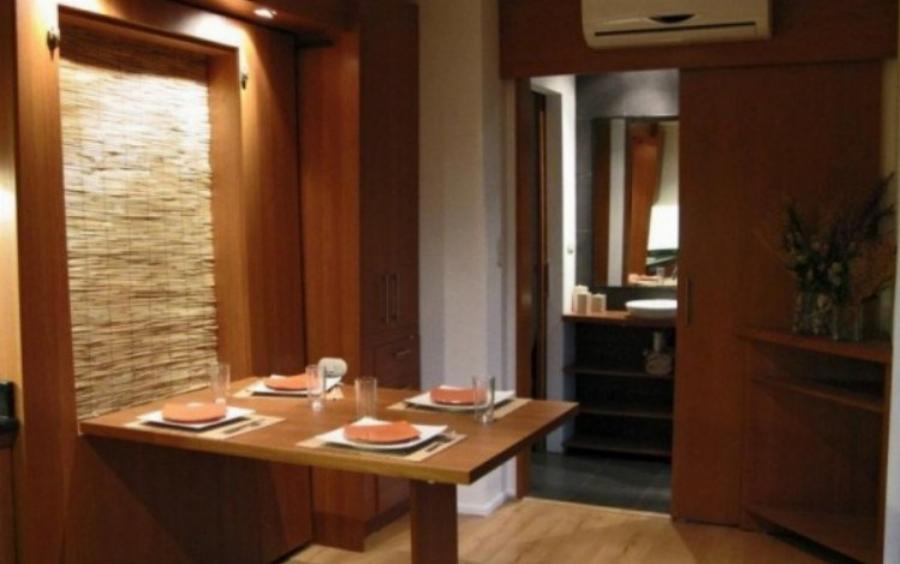 Είναι 31τμ, φτιαγμένο από κοντέινερ, στο στήνουν σε ένα βράδυ, κοστίζει 7.500€ και χωράει άνετα δύο οικογένειες