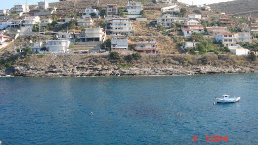 Η πιο ερημική, δωρεάν παραλία της Αττικής, που πας με το ψυγειάκι σου και περνάς μαγικά με 10 ευρώ στο σύνολο