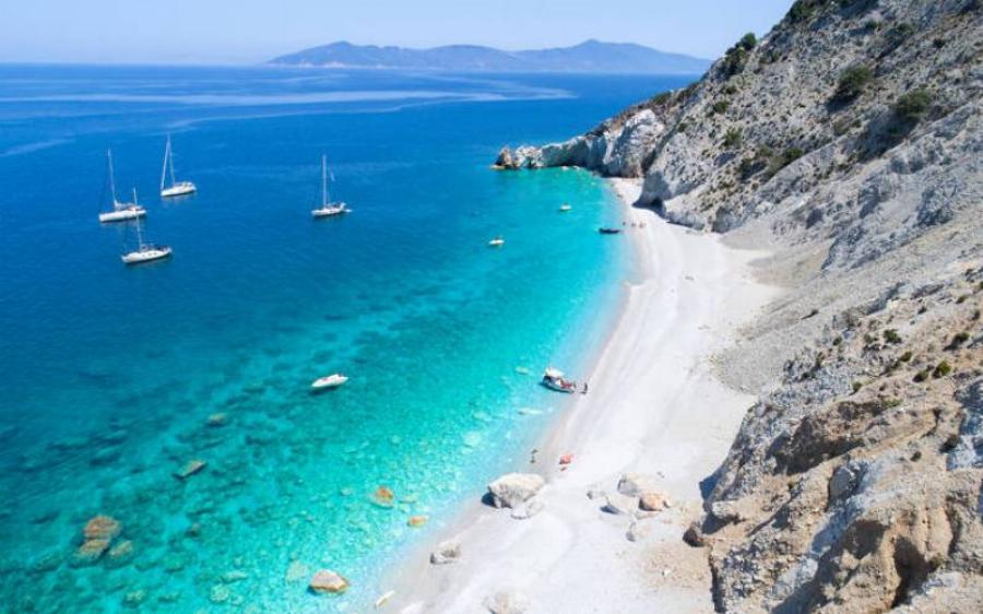 Η Ελληνική Ινδονησία: Καταπράσινα νερά, λευκά βότσαλα και πανύψηλα, απόκρημνα βράχια δεκά φορές πιο όμορφη από το Μπαλί