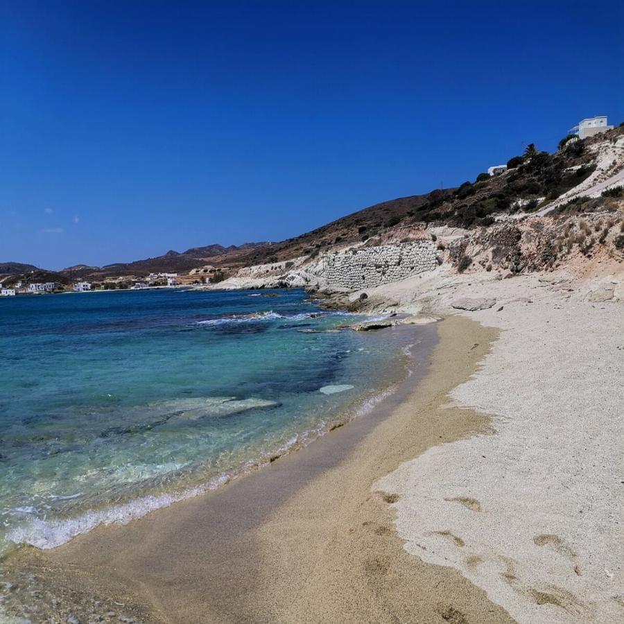 Παραλία με λευκή χοντρή άμμο σαν της  Καραϊβικής, φυσική σκιά και φθηνές ταβέρνες για ψαράκι