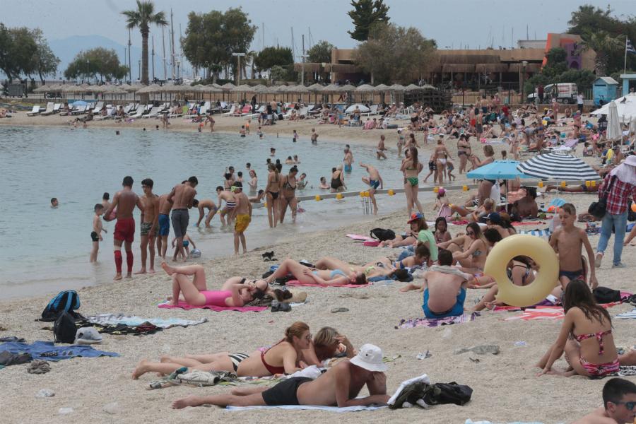 Κορονοϊός νέες ηλικίες: Συναγερμός στους νέους: Αυξάνονται συνεχώς τα κρούσματα – Τι σημαίνει αυτό πρακτικά