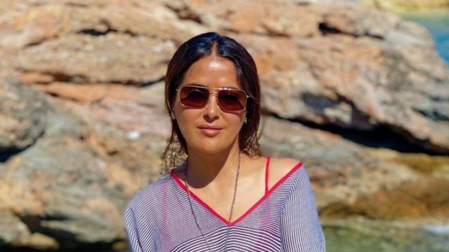 Σάλμα Χάγιεκ Πάρος: Νέες φωτογραφίες της διάσημης ηθοποιού από τις διακοπές της στην Πάρο – Πραγματική θεά