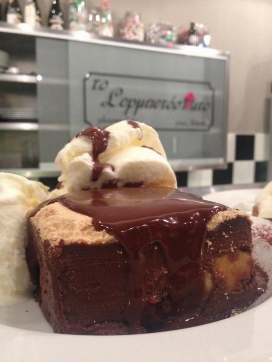 Παράδεισος των γλυκών: Βρίσκεται στου Ψυρρή και σχηματίζονται ουρές για μια μπουκιά στη σοκολάτας της αγάπης