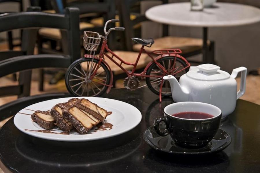 Παράδεισος των γλυκών: Βρίσκεται στου Ψυρρή και σχηματίζονται ουρές για μια μπουκιά στη σοκολάτας της αγάπης