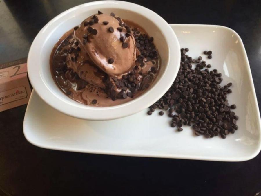 Παράδεισος των γλυκών: Βρίσκεται στου Ψυρρή και σχηματίζονται ουρές για μια μπουκιά στη σοκολάτας της αγάπης