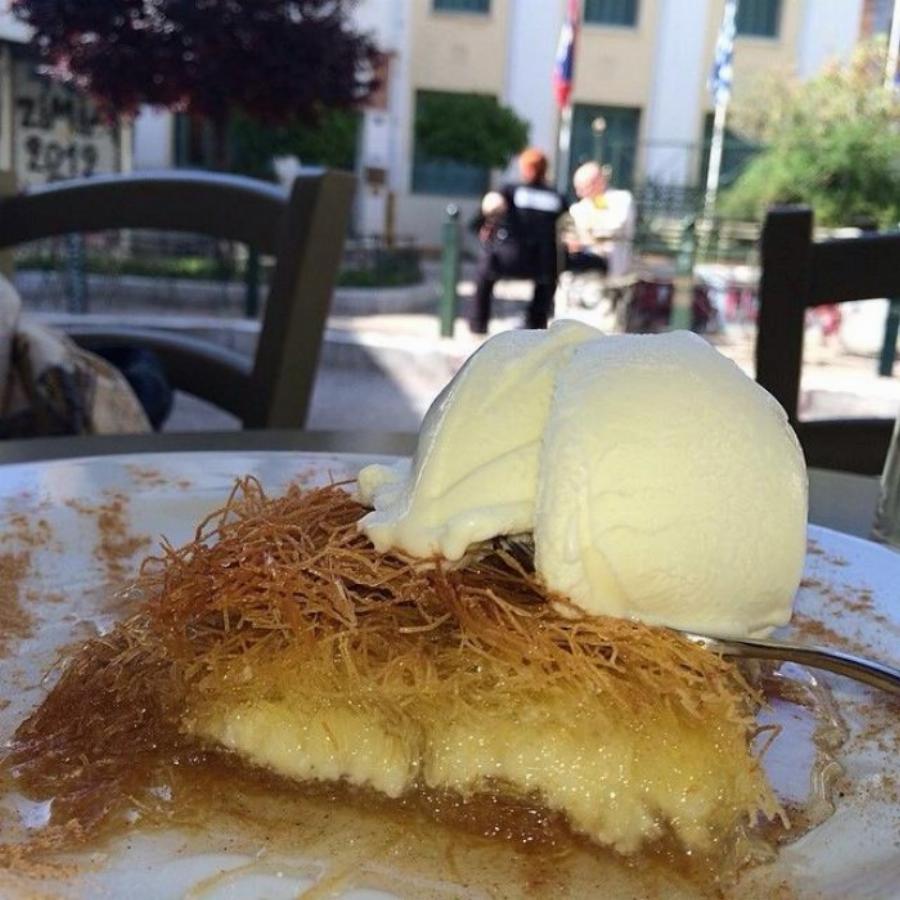 Παράδεισος των γλυκών: Βρίσκεται στου Ψυρρή και σχηματίζονται ουρές για μια μπουκιά στη σοκολάτας της αγάπης