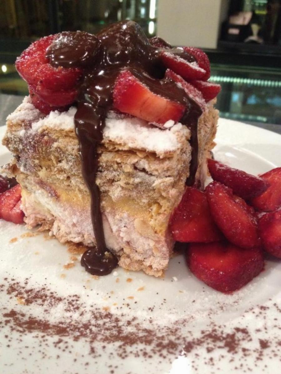 Παράδεισος των γλυκών: Βρίσκεται στου Ψυρρή και σχηματίζονται ουρές για μια μπουκιά στη σοκολάτας της αγάπης