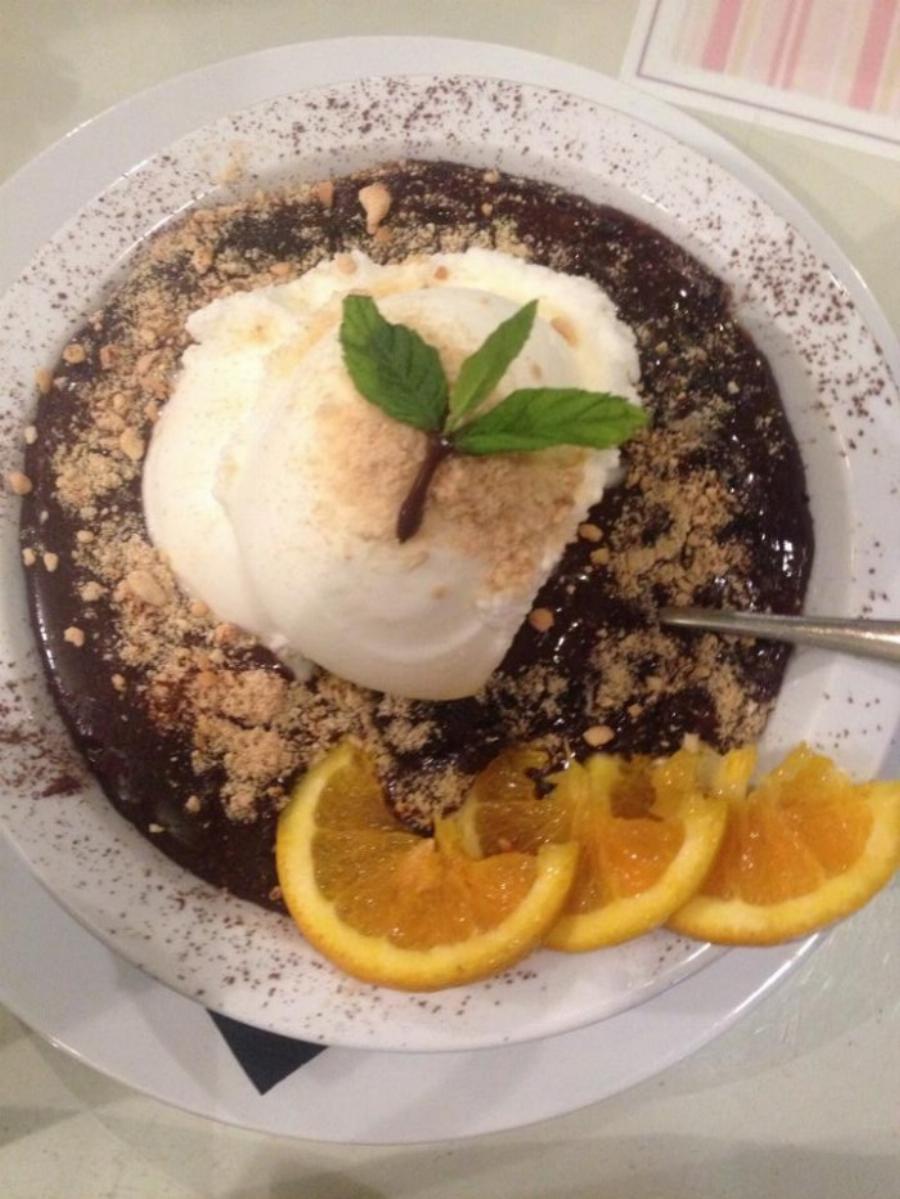 Παράδεισος των γλυκών: Βρίσκεται στου Ψυρρή και σχηματίζονται ουρές για μια μπουκιά στη σοκολάτας της αγάπης