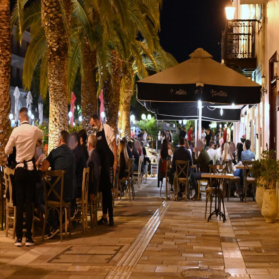 Ναύπλιο επιχειρηματίας: Έπεσε μέσα στη θάλασσα όταν δέχθηκε πρόστιμο για τον κορονοϊό – Απίστευτο περιστατικό