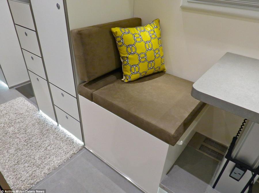 Είναι τροχόσπιτο, έχει μηχανή 720 ίππων, έχει απίστευτες ανέσεις, χωράει 2 οικογένειες και μέσα είναι σαν ξενοδοχείο