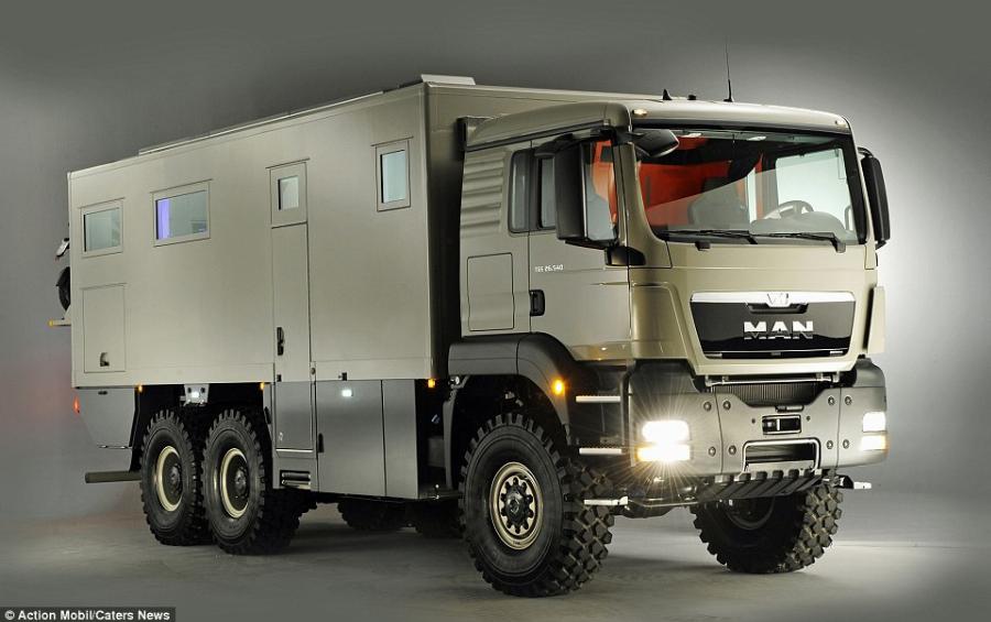 Είναι τροχόσπιτο, έχει μηχανή 720 ίππων, έχει απίστευτες ανέσεις, χωράει 2 οικογένειες και μέσα είναι σαν ξενοδοχείο