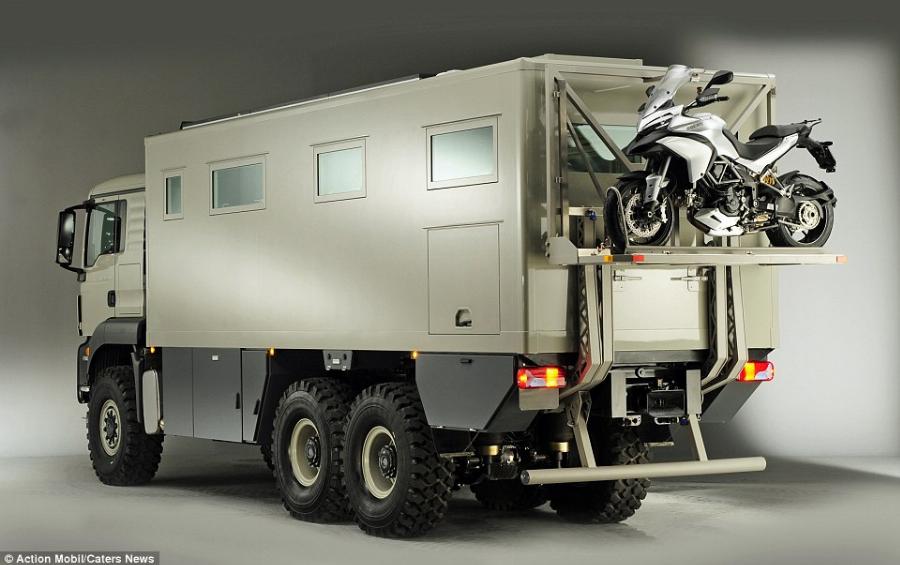 Είναι τροχόσπιτο, έχει μηχανή 720 ίππων, έχει απίστευτες ανέσεις, χωράει 2 οικογένειες και μέσα είναι σαν ξενοδοχείο