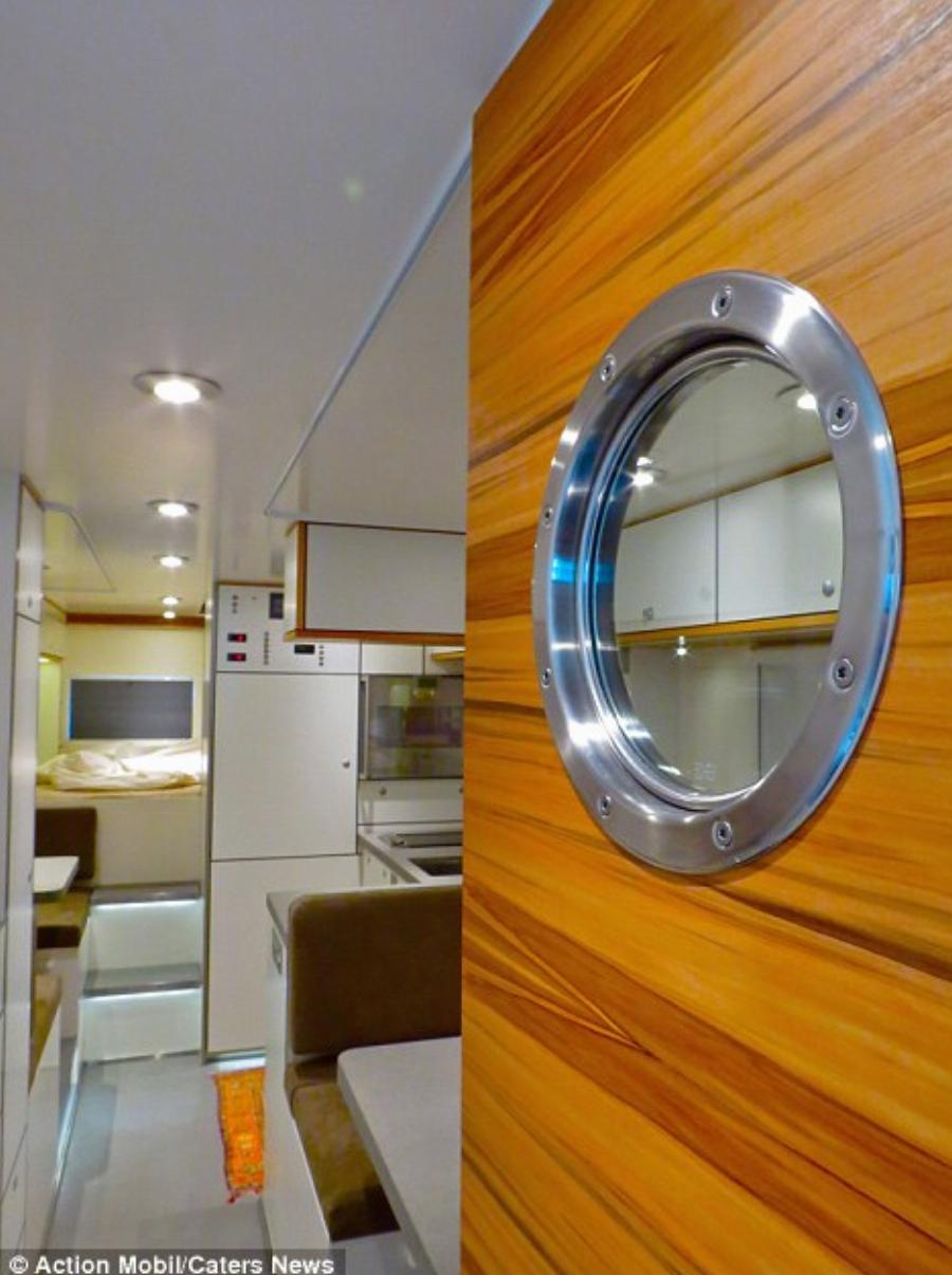 Είναι τροχόσπιτο, έχει μηχανή 720 ίππων, έχει απίστευτες ανέσεις, χωράει 2 οικογένειες και μέσα είναι σαν ξενοδοχείο