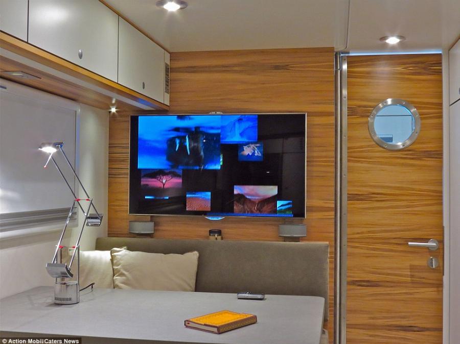 Είναι τροχόσπιτο, έχει μηχανή 720 ίππων, έχει απίστευτες ανέσεις, χωράει 2 οικογένειες και μέσα είναι σαν ξενοδοχείο