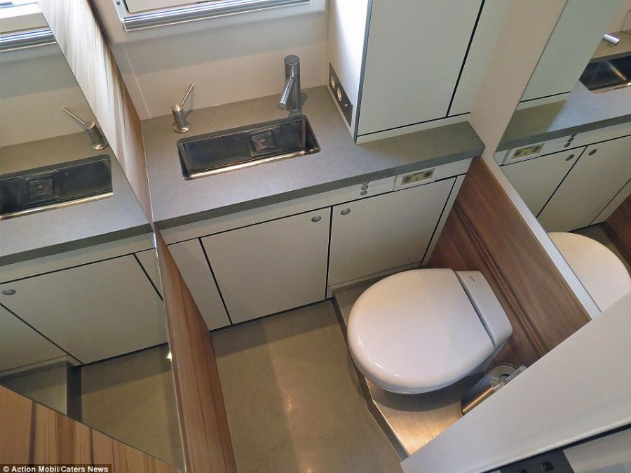 Είναι τροχόσπιτο, έχει μηχανή 720 ίππων, έχει απίστευτες ανέσεις, χωράει 2 οικογένειες και μέσα είναι σαν ξενοδοχείο