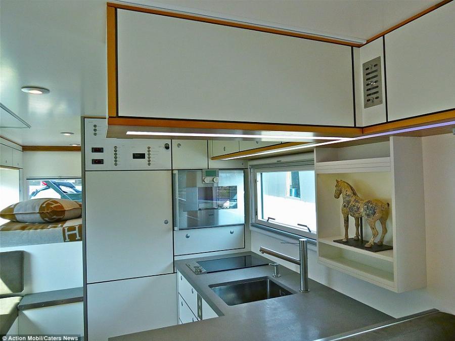 Είναι τροχόσπιτο, έχει μηχανή 720 ίππων, έχει απίστευτες ανέσεις, χωράει 2 οικογένειες και μέσα είναι σαν ξενοδοχείο