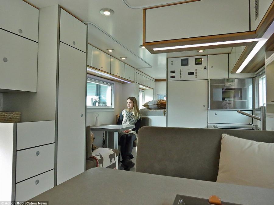 Είναι τροχόσπιτο, έχει μηχανή 720 ίππων, έχει απίστευτες ανέσεις, χωράει 2 οικογένειες και μέσα είναι σαν ξενοδοχείο