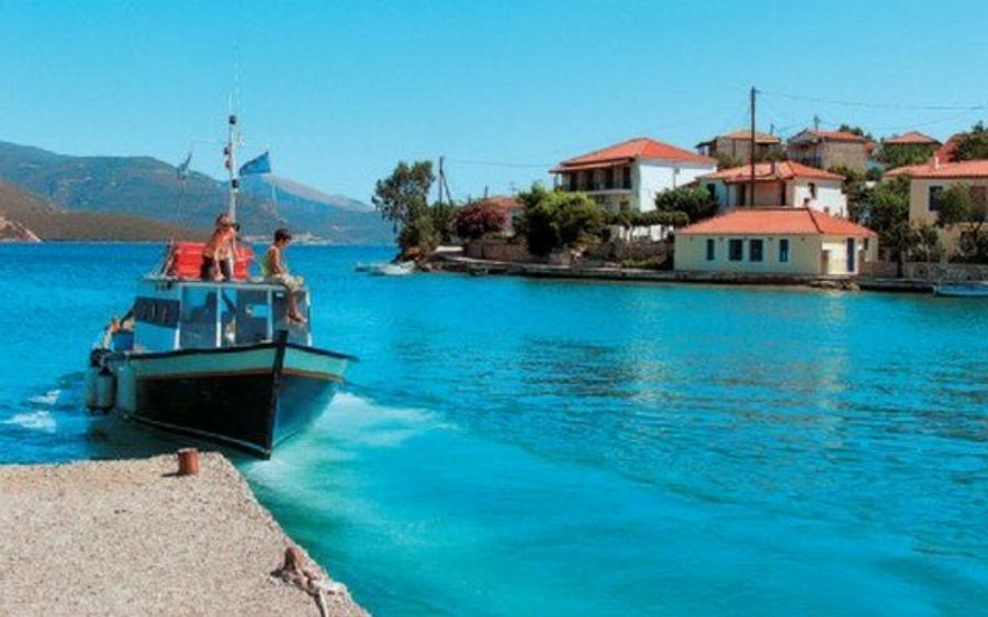 Μια ανάσα από τη Ναύπακτο, πας μόνο με καραβάκι, συναντάς εξωτικά νερά και περνάς μονοήμερο με 30 ευρώ μπάτζετ