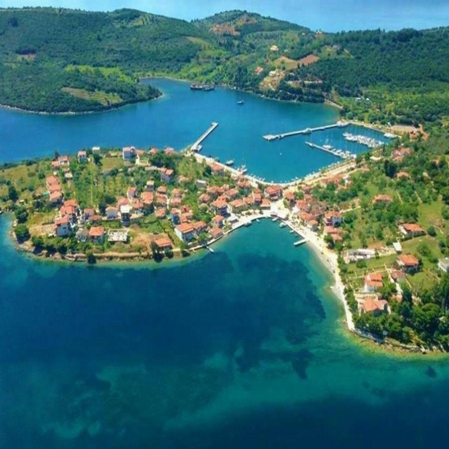 Μια ανάσα από τη Ναύπακτο, πας μόνο με καραβάκι, συναντάς εξωτικά νερά και περνάς μονοήμερο με 30 ευρώ μπάτζετ