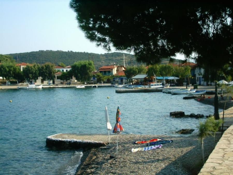 Μια ανάσα από τη Ναύπακτο, πας μόνο με καραβάκι, συναντάς εξωτικά νερά και περνάς μονοήμερο με 30 ευρώ μπάτζετ