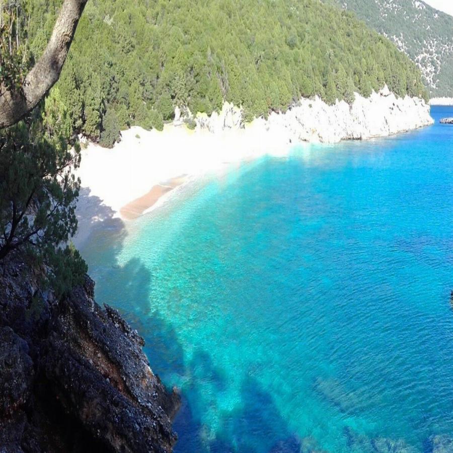 Καλύτερη και από το Μύρτο και τους Εγκρεμνούς: Η ωραιότερη, κρυφή παραλία της Ελλάδας που την ξέρουν ελάχιστοι