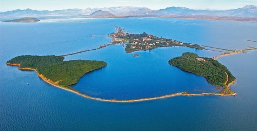 Είναι το πιο εξωτικό μέρος της Ελλάδας, φτάνεις και νομίζεις ότι επιπλέει στο νερό και βάζει κάτω σε ομορφιά τη Χαβάη