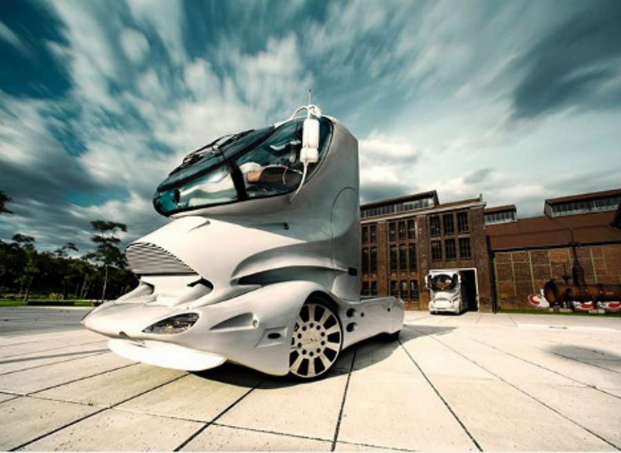 Τροχόσπιτο παλάτι: Έχει θερμαινόμενο πάτωμα, αφαιρούμενη οροφή, τζάκι, κοκτέιλ μπαρ και μέσα θυμίζει κρουαζιερόπλοιο