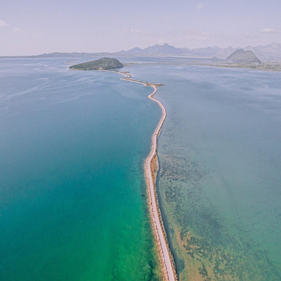 Είναι το πιο εξωτικό μέρος της Ελλάδας, φτάνεις και νομίζεις ότι επιπλέει στο νερό και βάζει κάτω σε ομορφιά τη Χαβάη