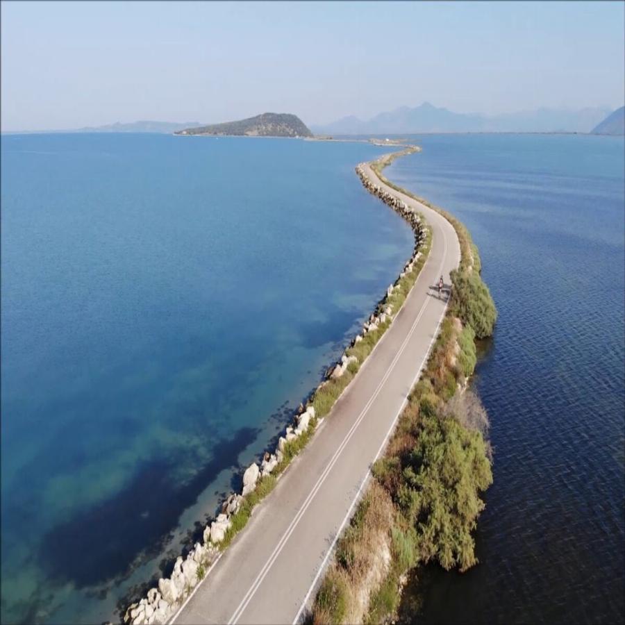 Είναι το πιο εξωτικό μέρος της Ελλάδας, φτάνεις και νομίζεις ότι επιπλέει στο νερό και βάζει κάτω σε ομορφιά τη Χαβάη